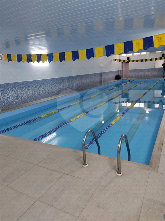 Imóvel com estrutura de academia de musculação com piscina ao lado da Engenheiro Caetano Álvares