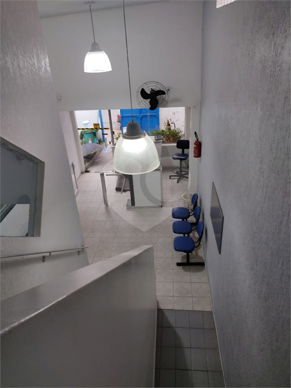 Imóvel com estrutura de academia de musculação com piscina ao lado da Engenheiro Caetano Álvares