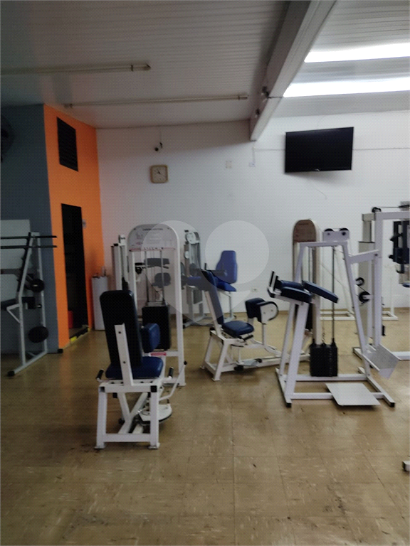 Imóvel com estrutura de academia de musculação com piscina ao lado da Engenheiro Caetano Álvares
