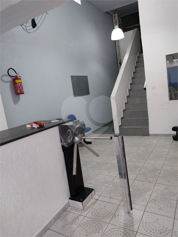 Imóvel com estrutura de academia de musculação com piscina ao lado da Engenheiro Caetano Álvares