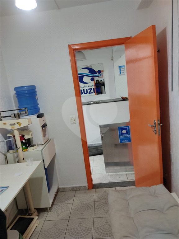 Imóvel com estrutura de academia de musculação com piscina ao lado da Engenheiro Caetano Álvares