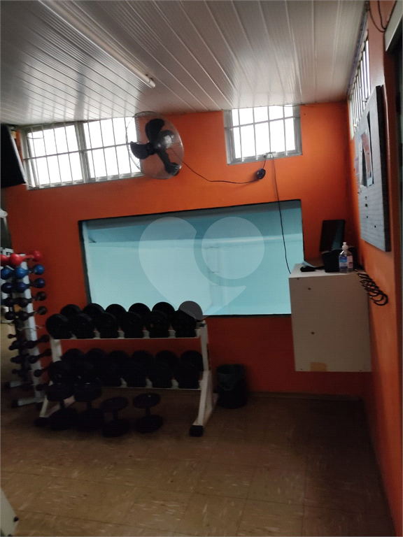 Imóvel com estrutura de academia de musculação com piscina ao lado da Engenheiro Caetano Álvares