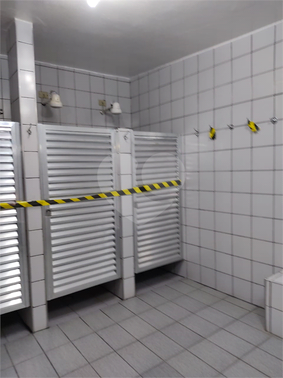 Imóvel com estrutura de academia de musculação com piscina ao lado da Engenheiro Caetano Álvares