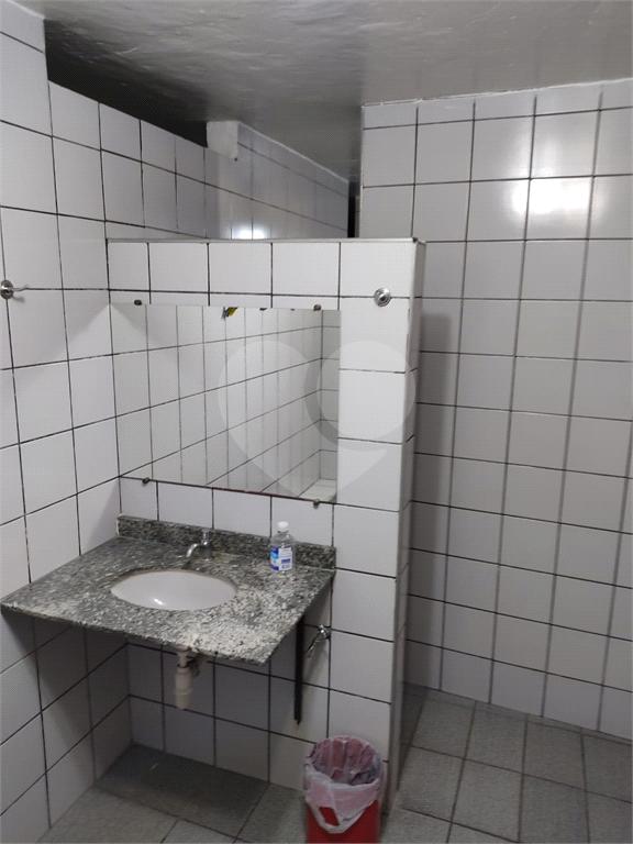 Imóvel com estrutura de academia de musculação com piscina ao lado da Engenheiro Caetano Álvares