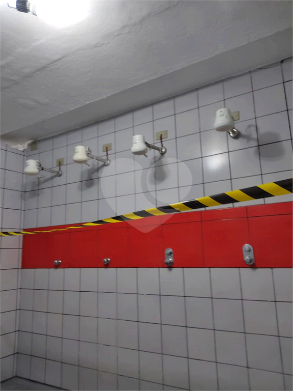Imóvel com estrutura de academia de musculação com piscina ao lado da Engenheiro Caetano Álvares