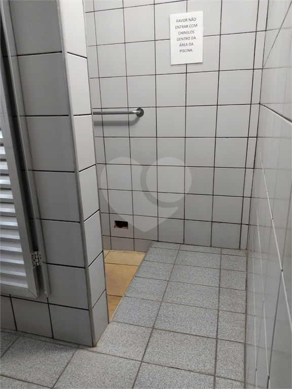 Imóvel com estrutura de academia de musculação com piscina ao lado da Engenheiro Caetano Álvares