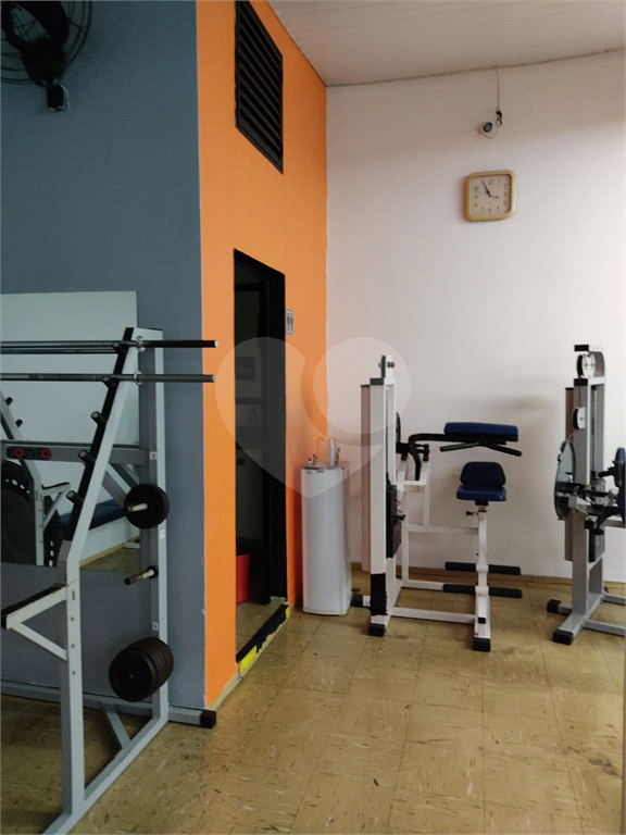 Imóvel com estrutura de academia de musculação com piscina ao lado da Engenheiro Caetano Álvares