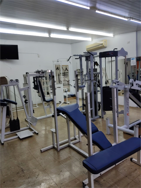 Imóvel com estrutura de academia de musculação com piscina ao lado da Engenheiro Caetano Álvares