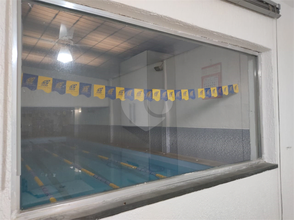 Imóvel com estrutura de academia de musculação com piscina ao lado da Engenheiro Caetano Álvares