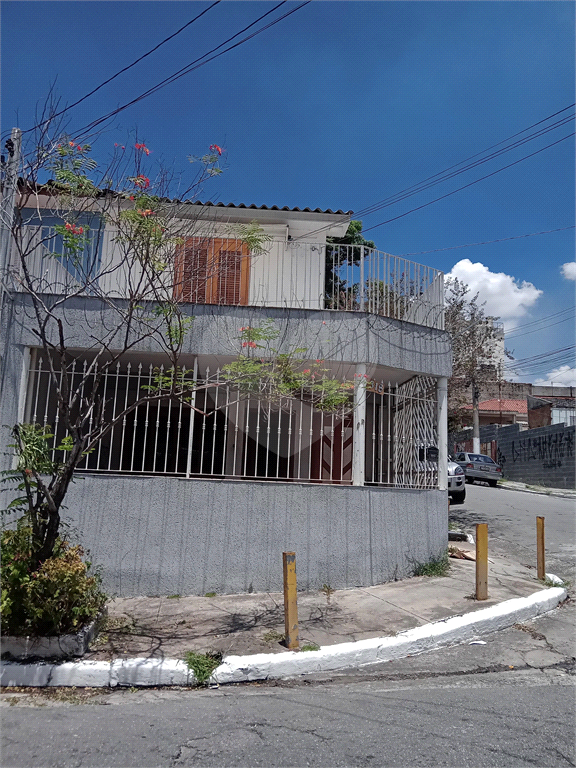 Sobrado de esquina pra locação com 2 dormitórios 1 vaga no Tremembé