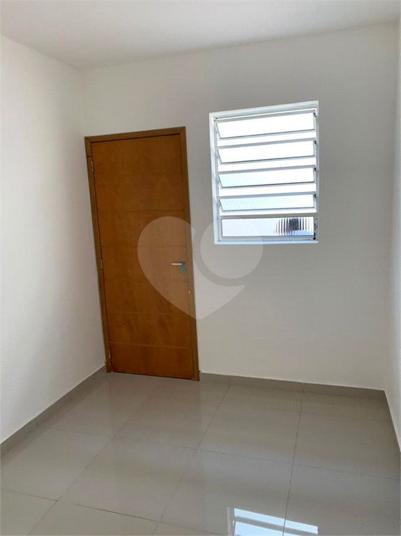 Sobrado de esquina pra locação com 2 dormitórios 1 vaga no Tremembé