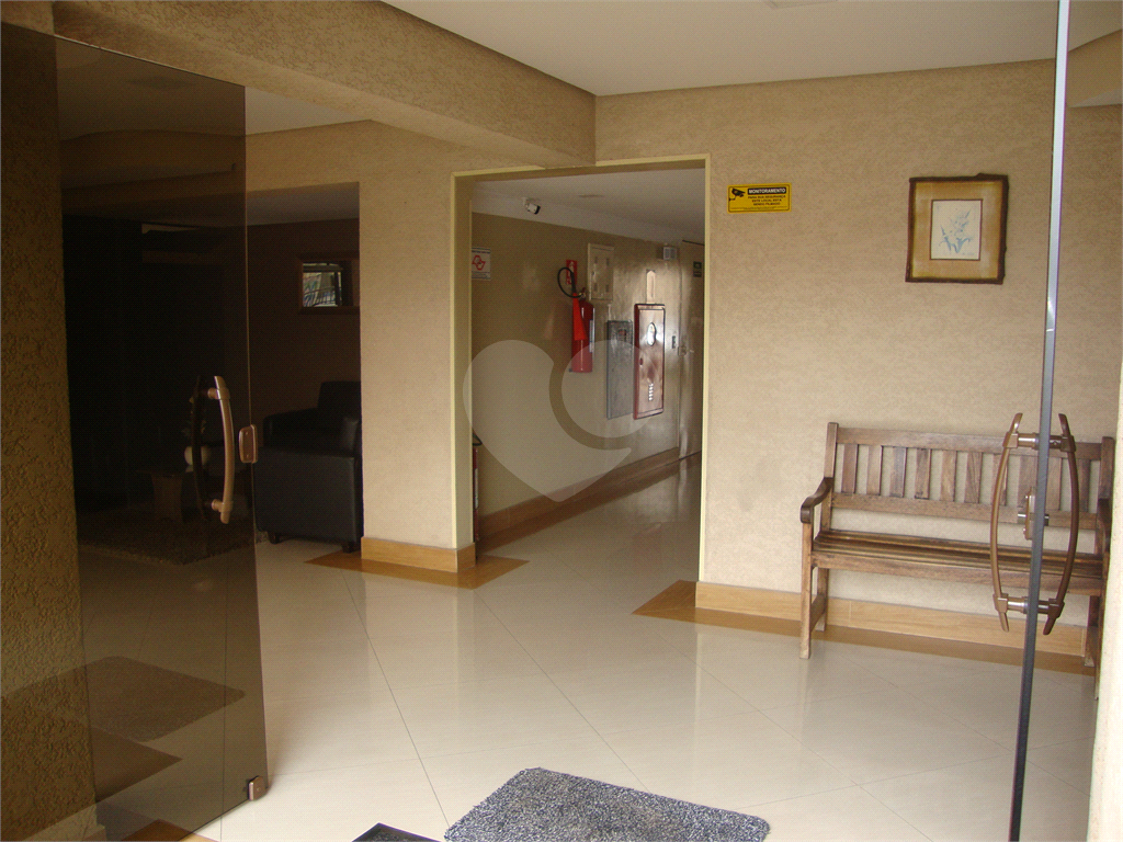 Apartamento no bairro Quitaúna, em Osasco, ótimo local, 3 dormitórios, 1 banheiro. 1 vaga de garagem