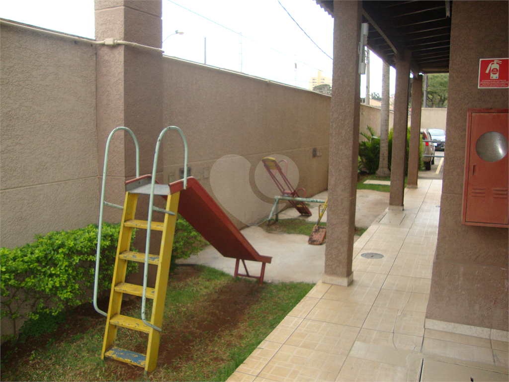 Apartamento no bairro Quitaúna, em Osasco, ótimo local, 3 dormitórios, 1 banheiro. 1 vaga de garagem
