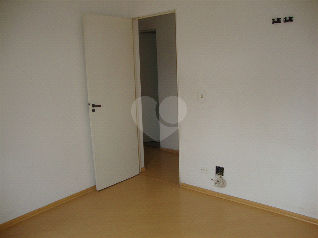 Apartamento no bairro Quitaúna, em Osasco, ótimo local, 3 dormitórios, 1 banheiro. 1 vaga de garagem
