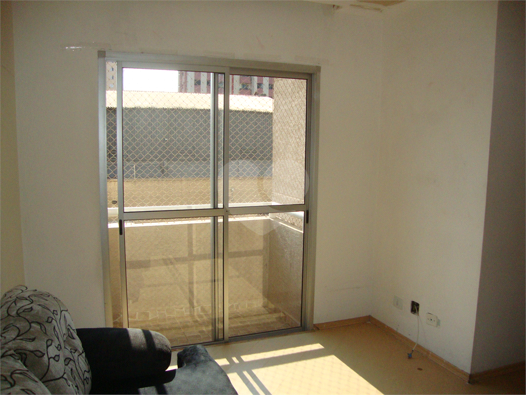 Apartamento no bairro Quitaúna, em Osasco, ótimo local, 3 dormitórios, 1 banheiro. 1 vaga de garagem