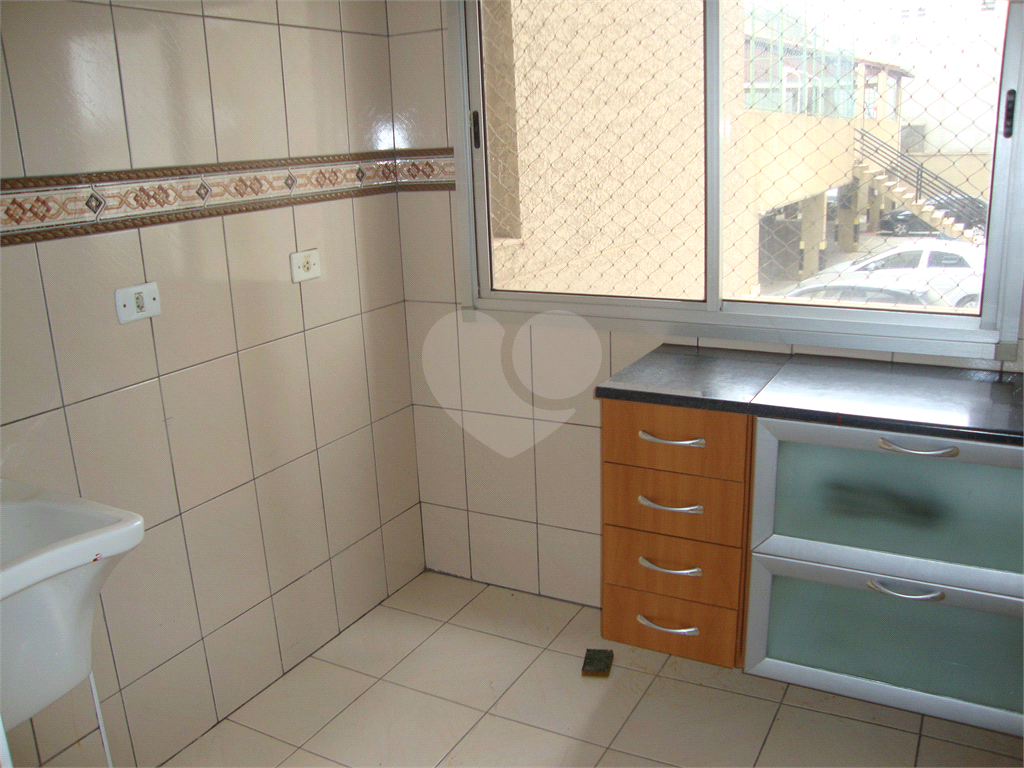 Apartamento no bairro Quitaúna, em Osasco, ótimo local, 3 dormitórios, 1 banheiro. 1 vaga de garagem