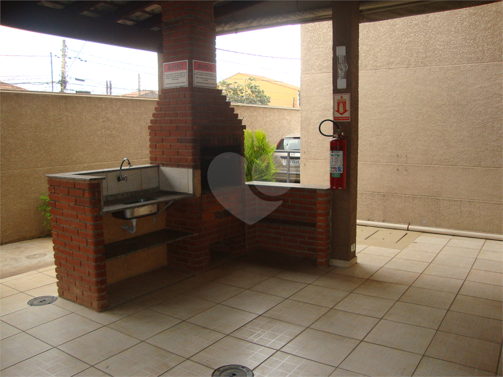 Apartamento no bairro Quitaúna, em Osasco, ótimo local, 3 dormitórios, 1 banheiro. 1 vaga de garagem
