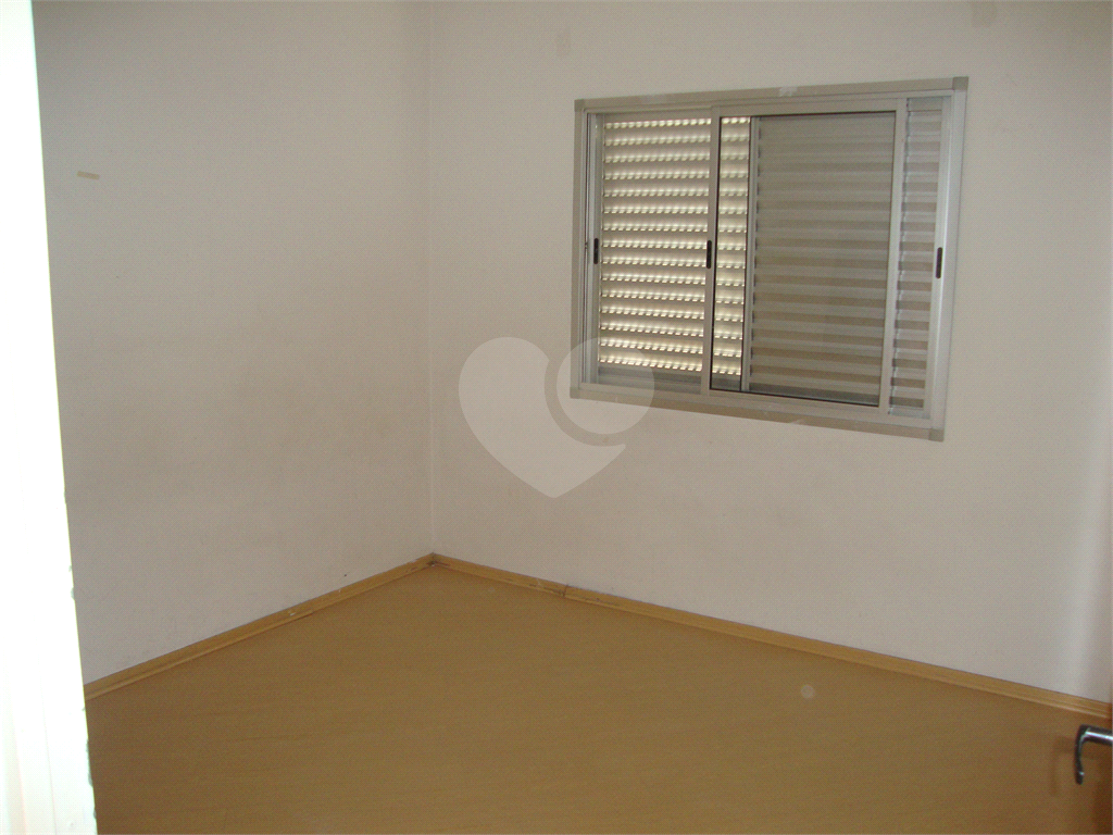 Apartamento no bairro Quitaúna, em Osasco, ótimo local, 3 dormitórios, 1 banheiro. 1 vaga de garagem