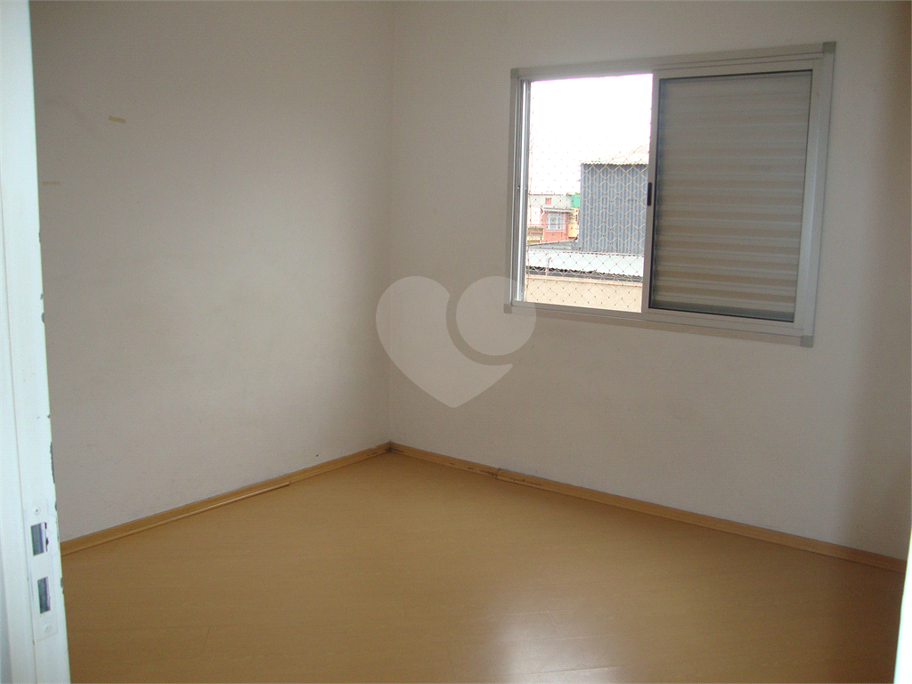 Apartamento no bairro Quitaúna, em Osasco, ótimo local, 3 dormitórios, 1 banheiro. 1 vaga de garagem
