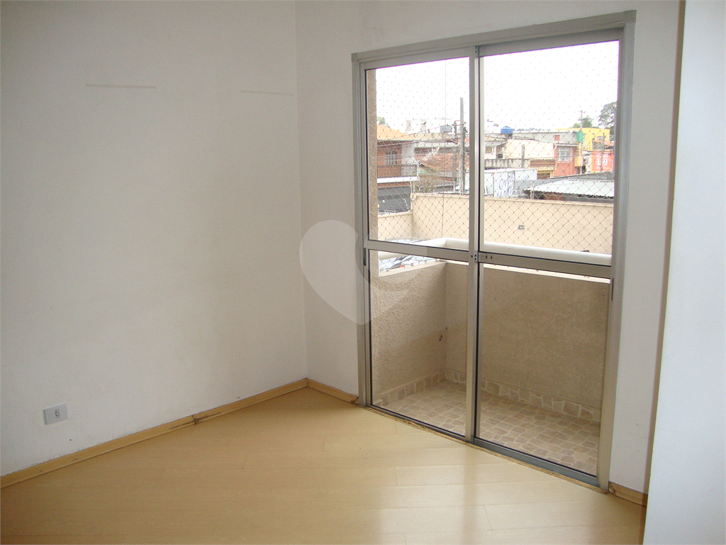 Apartamento no bairro Quitaúna, em Osasco, ótimo local, 3 dormitórios, 1 banheiro. 1 vaga de garagem