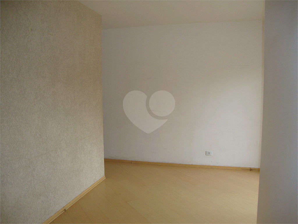 Apartamento no bairro Quitaúna, em Osasco, ótimo local, 3 dormitórios, 1 banheiro. 1 vaga de garagem
