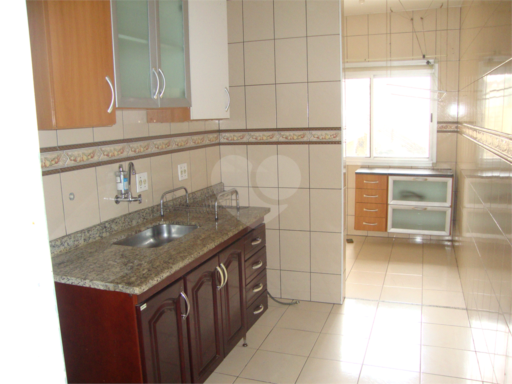 Apartamento no bairro Quitaúna, em Osasco, ótimo local, 3 dormitórios, 1 banheiro. 1 vaga de garagem