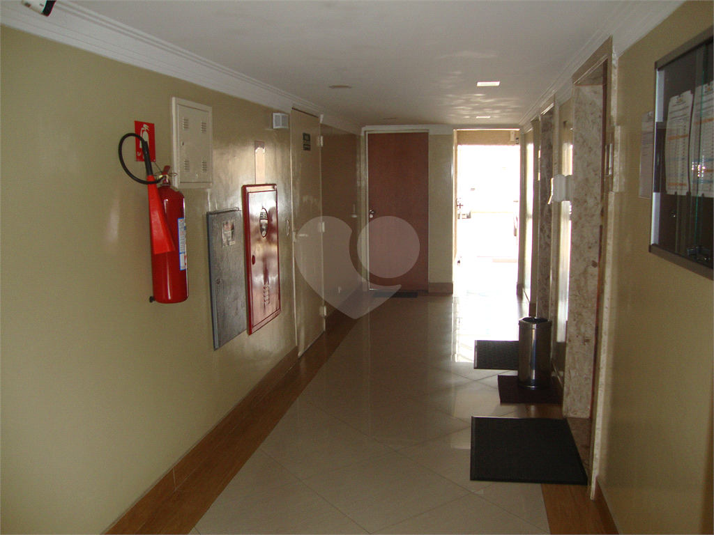 Apartamento no bairro Quitaúna, em Osasco, ótimo local, 3 dormitórios, 1 banheiro. 1 vaga de garagem