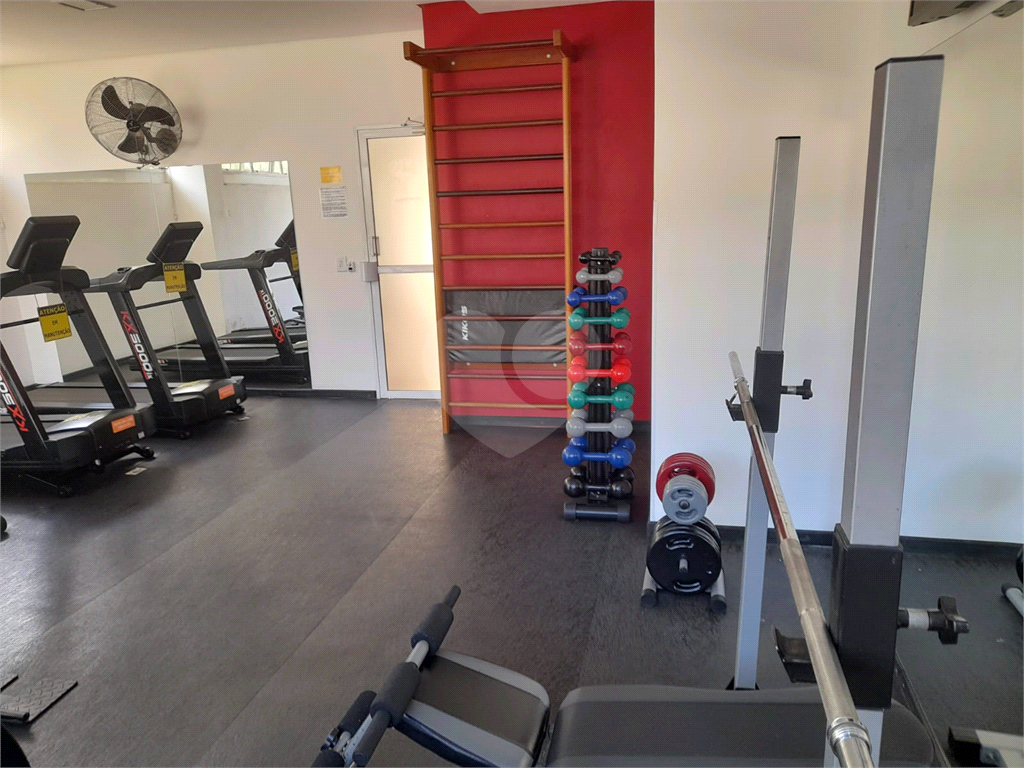 Apartamento com 2 quartos, varanda e piscina.