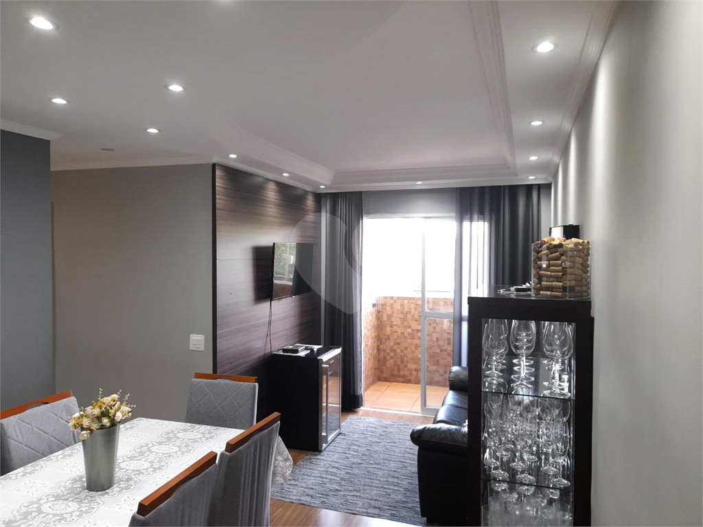Apartamento com 2 quartos, varanda e piscina.