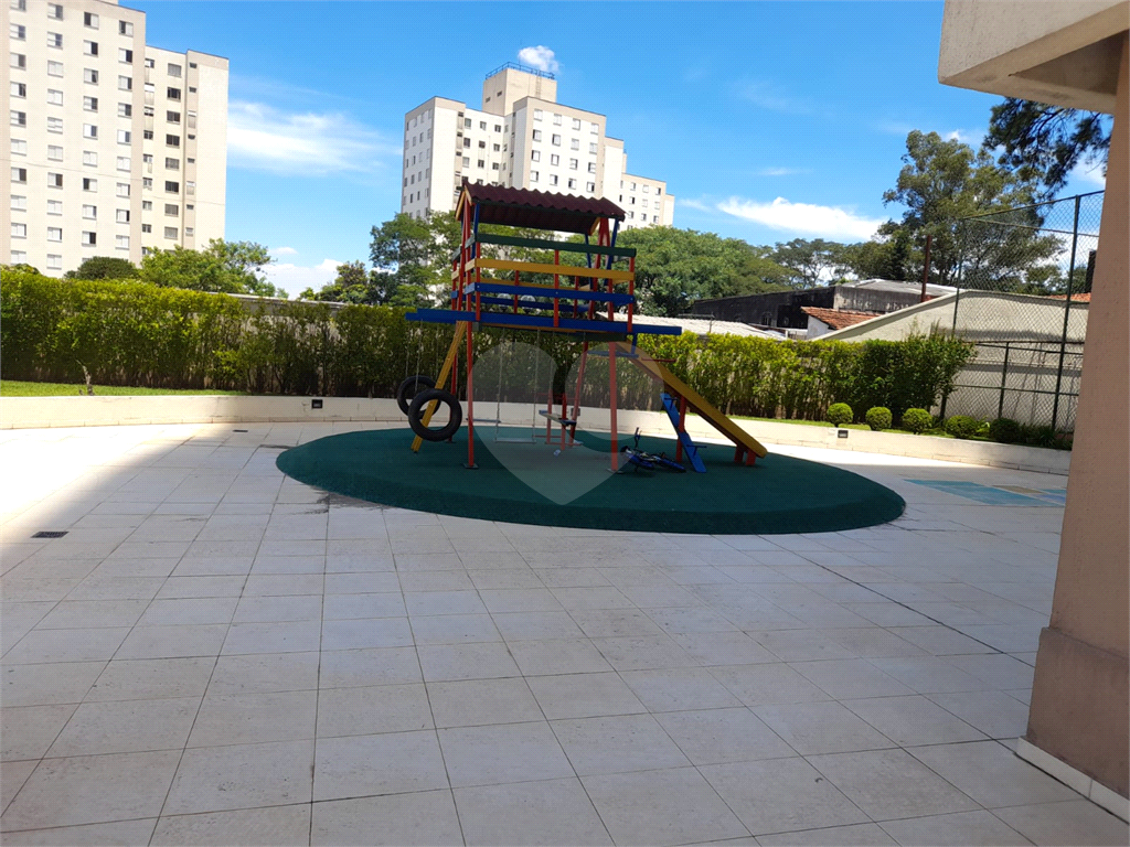 Apartamento com 2 quartos, varanda e piscina.