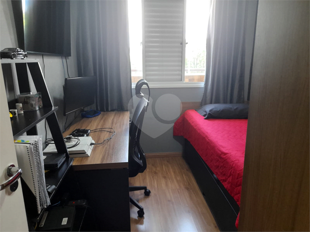 Apartamento com 2 quartos, varanda e piscina.