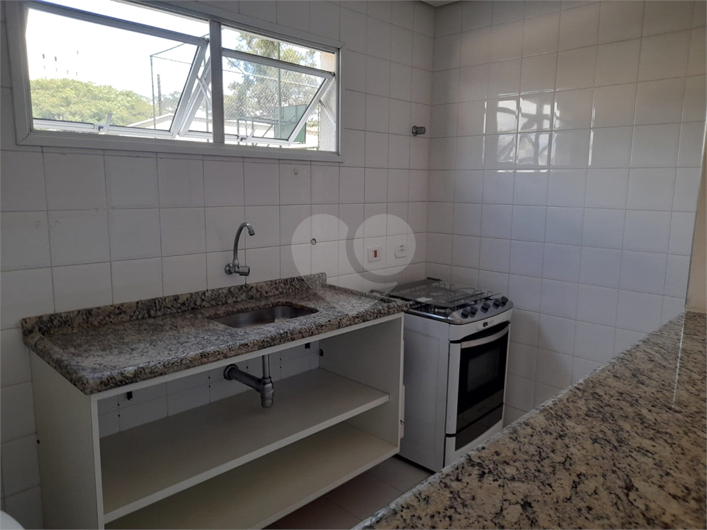 Apartamento com 2 quartos, varanda e piscina.