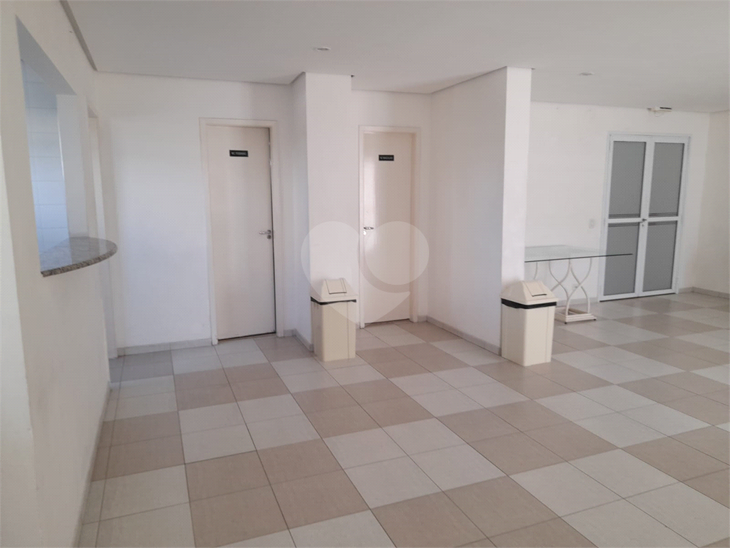 Apartamento com 2 quartos, varanda e piscina.