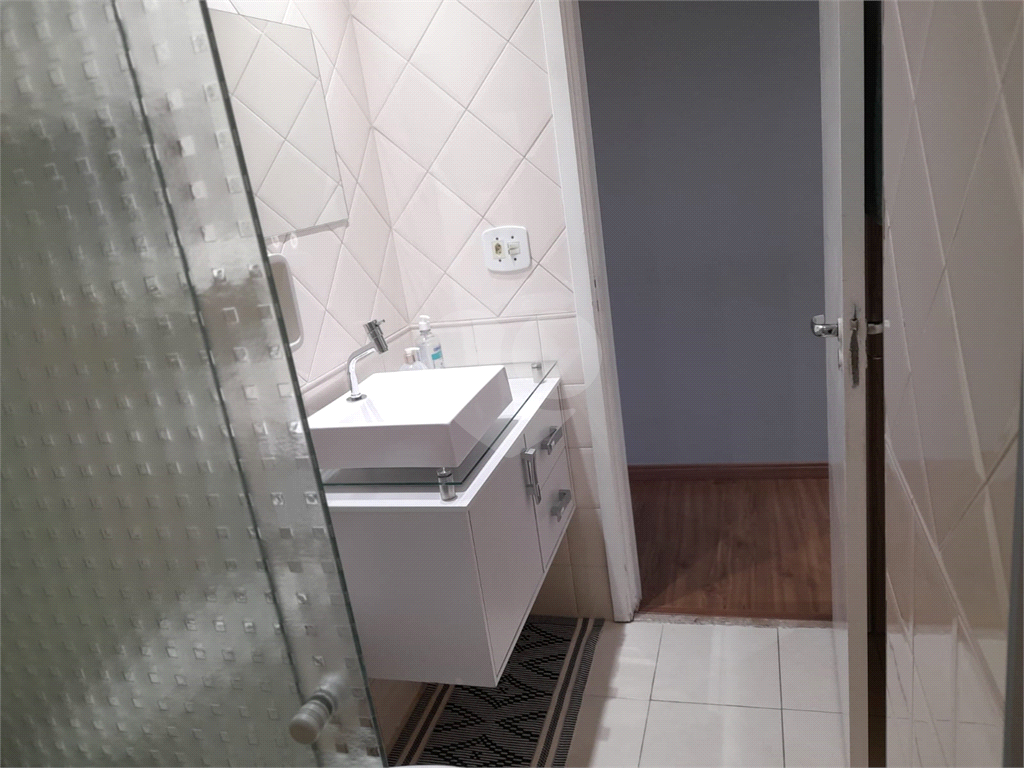 Apartamento com 2 quartos, varanda e piscina.