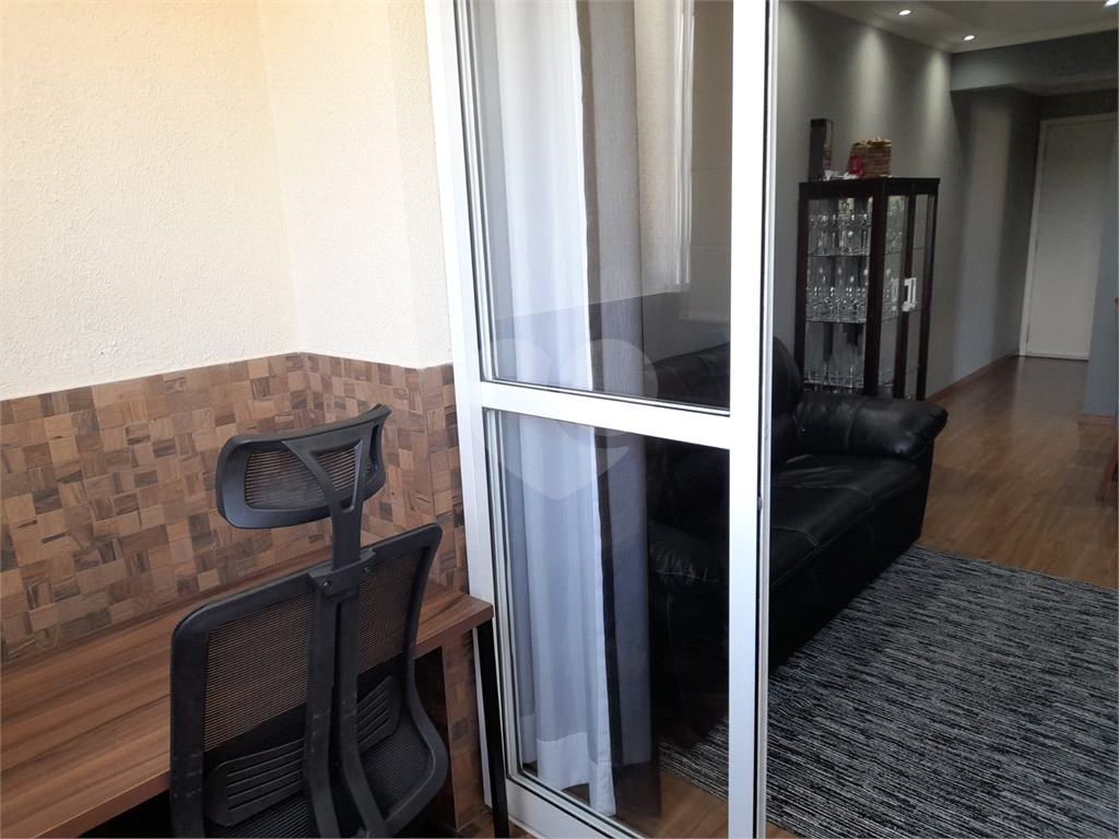 Apartamento com 2 quartos, varanda e piscina.