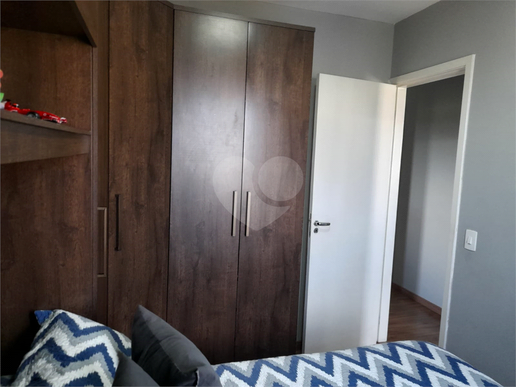 Apartamento com 2 quartos, varanda e piscina.