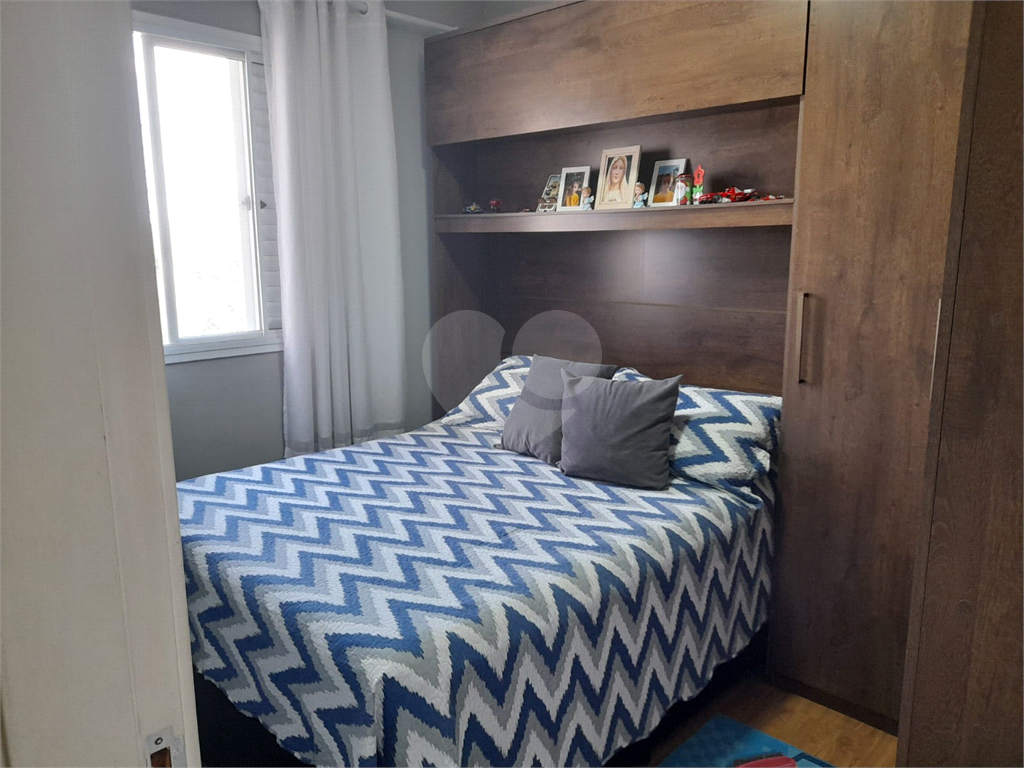 Apartamento com 2 quartos, varanda e piscina.