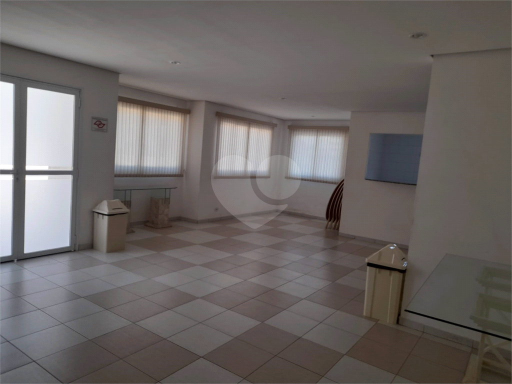 Apartamento com 2 quartos, varanda e piscina.