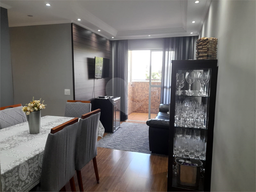 Apartamento com 2 quartos, varanda e piscina.