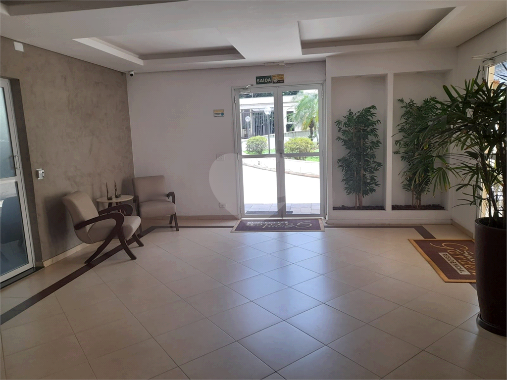 Apartamento com 2 quartos, varanda e piscina.
