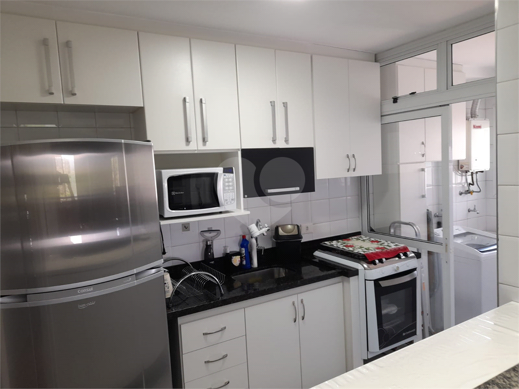 Apartamento com 2 quartos, varanda e piscina.