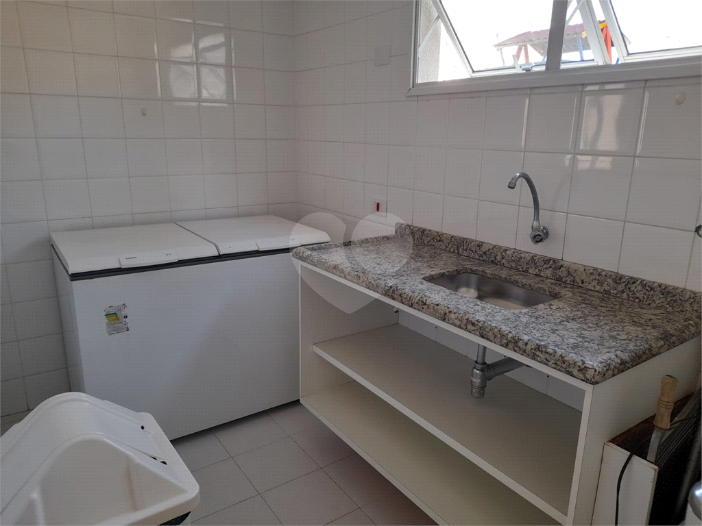Apartamento com 2 quartos, varanda e piscina.