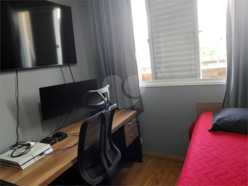 Apartamento com 2 quartos, varanda e piscina.
