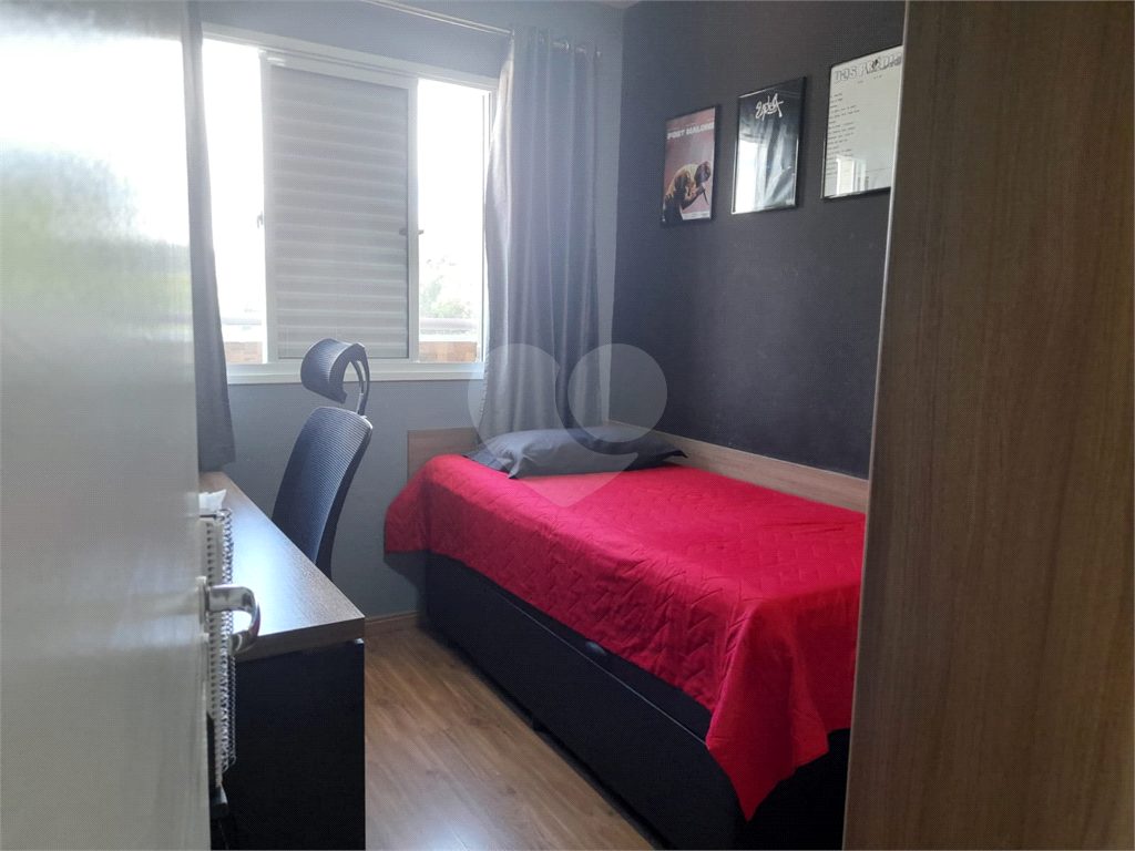 Apartamento com 2 quartos, varanda e piscina.