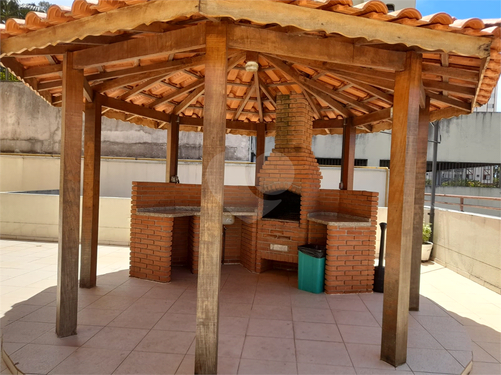 Apartamento com 2 quartos, varanda e piscina.