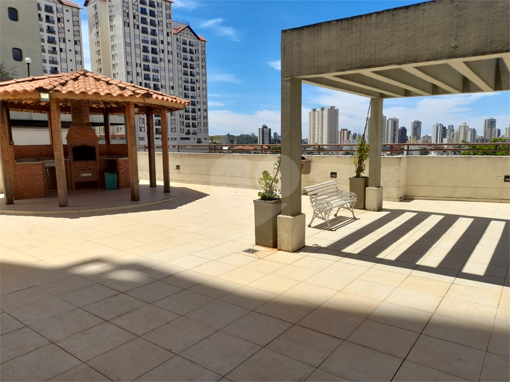 Apartamento com 2 quartos, varanda e piscina.