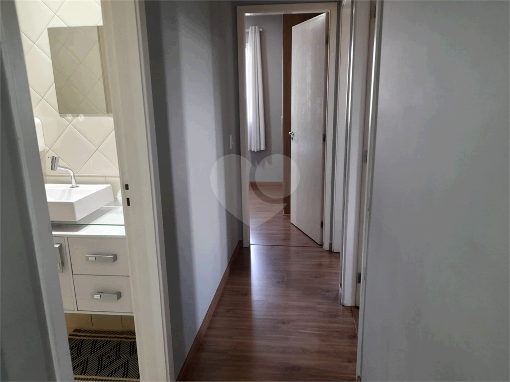 Apartamento com 2 quartos, varanda e piscina.