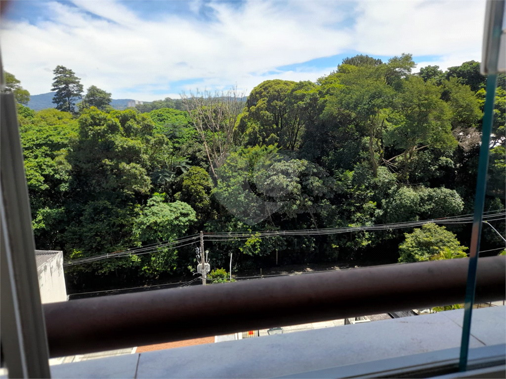 Apartamento com 2 quartos, varanda e piscina.