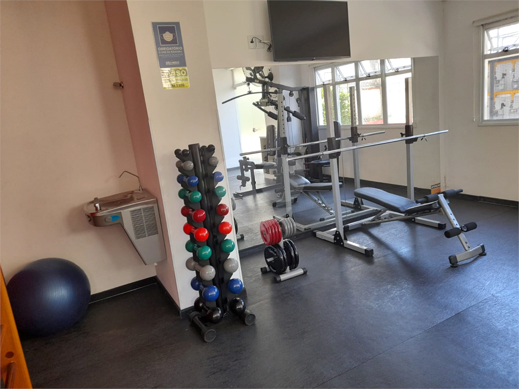 Apartamento com 2 quartos, varanda e piscina.