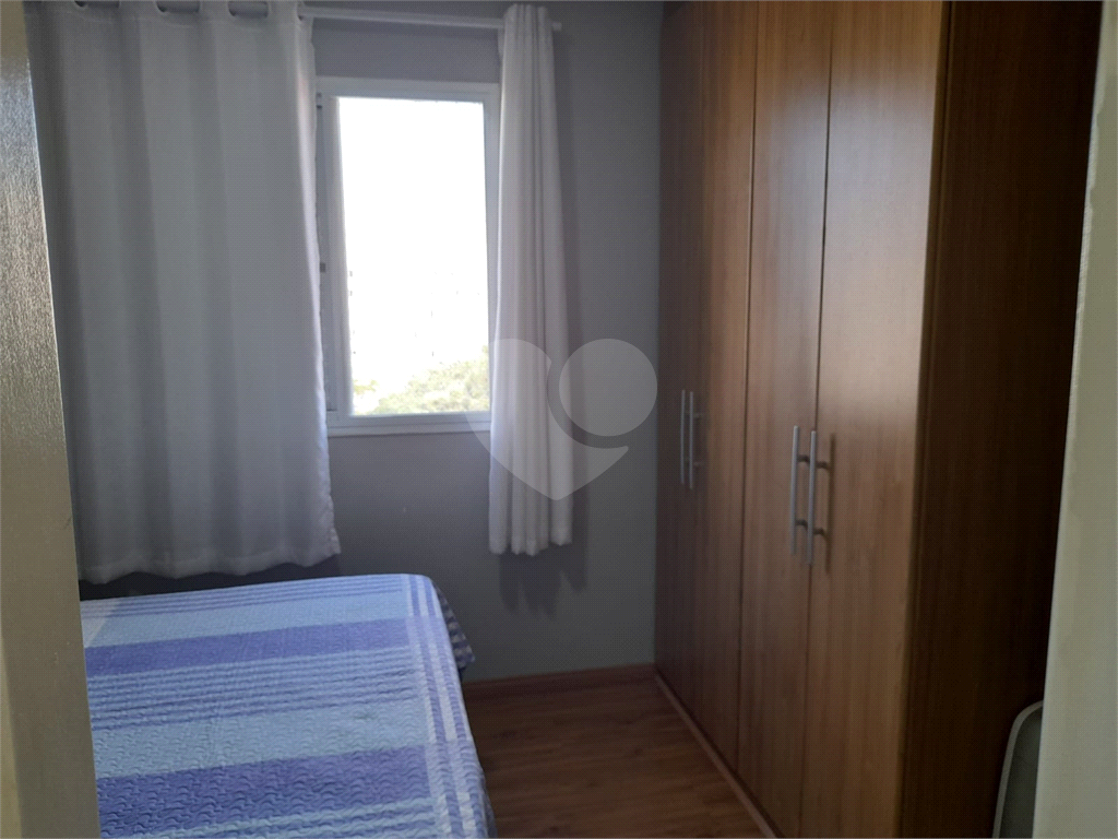 Apartamento com 2 quartos, varanda e piscina.